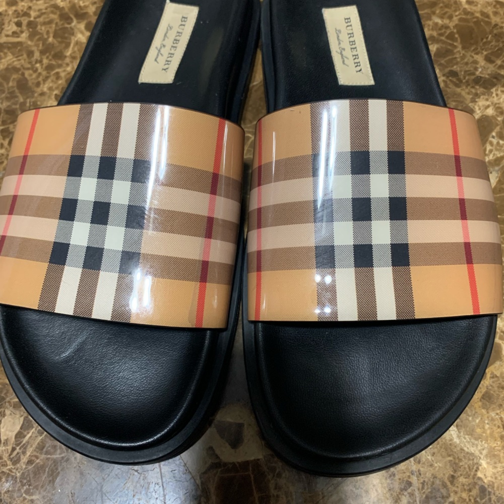 Burberry Women's ASHMORE Check PVC Slide Sandals
Size US 7.